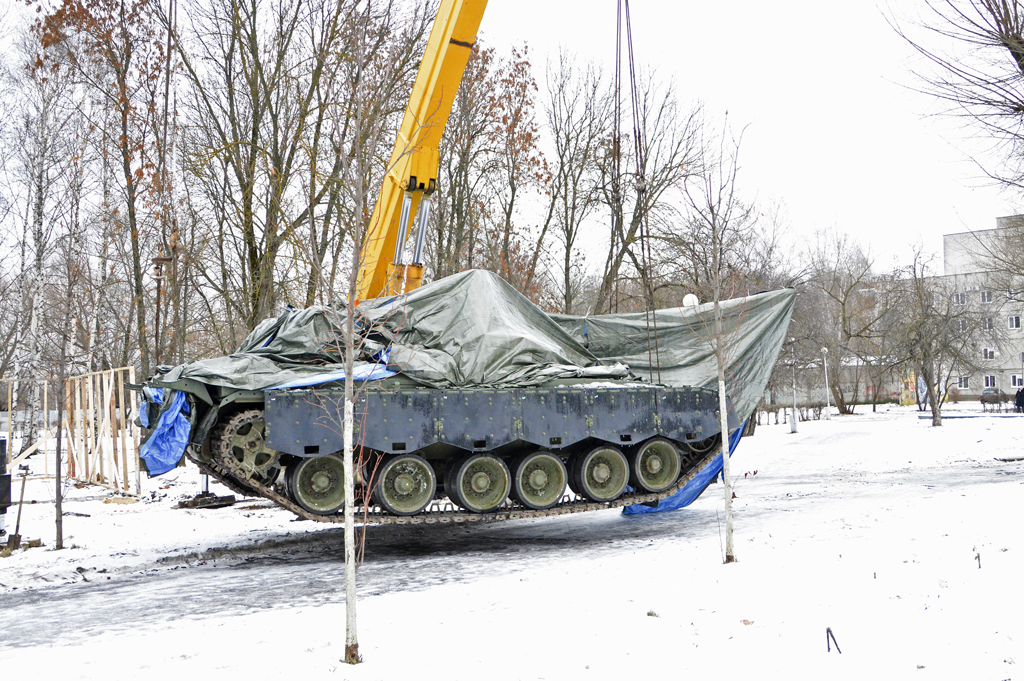 В Твери в парке Победы устанавливают танк Т-80 | 07.12.2018 | Тверь -  БезФормата